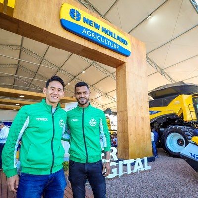 Jogadores do Juventude visitam estande da New Holland na Expointer