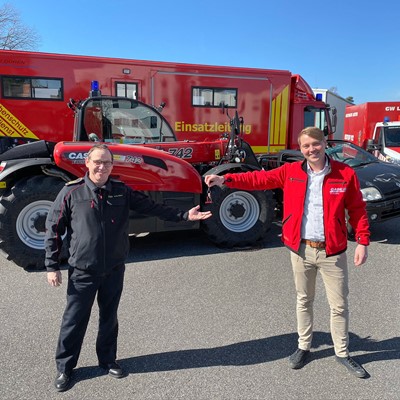 CASE IH_Key handover_Karlheinz Eismar, Düren District Fire Chief(left) and Philipp Pamme, Product Manager Case IH(right)