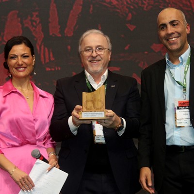 Vilmar Fistarol recebe o Prêmio AB 2022 em nome da CNH Industrial