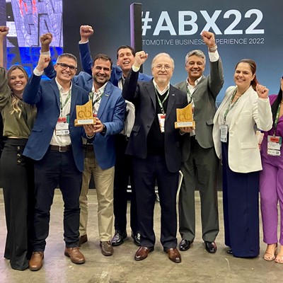 Equipe da CNH Industrial comemora os dois prêmios de inovação recebidos durante ABX2022