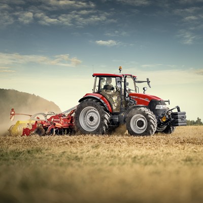 CASE IH_FARMALL_C_ON FIELD