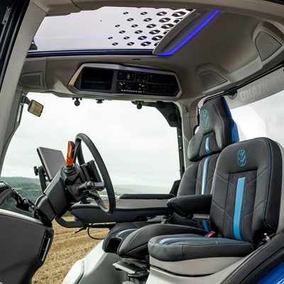 Interior do trator com seu assento icônico com a faixa Clean Blue