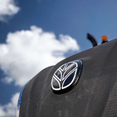 Capô tem logo iluminada da New Holland