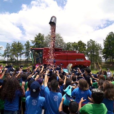 Crianças recebem doces da colheitadeira da CNH Industrial na planta de Sorocaba (SP)