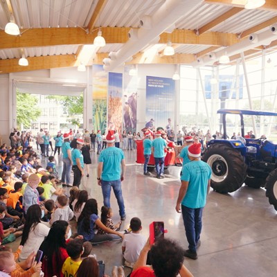 Jovens e idosos acompanham a chegada do Papai Noel na planta de Curitiba da CNH Industrial