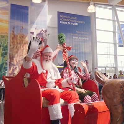 Papai Noel recebe jovens e idosos na planta da CNH Industrial