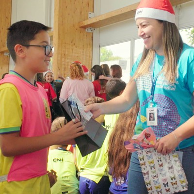 Jovem Vitor recebe presente no Natal Solidário da CNH Industrial