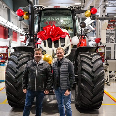 STEYR_10000th tractor at assembly line fltr Hannes Woegerbauer Plant Manager + Christian Huber Managing Director CNHi Au