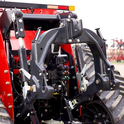 The new 3-point hitch system of wide-frame Steiger® series tractors deliver up to 620 horsepower