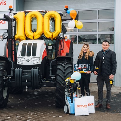 STEYR_Customers of 100th tractor delivered by Polish dealer Agroperfekt