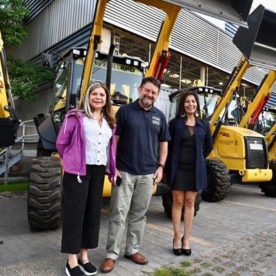 New Holland Construction entrega 32 retroexcavadoras para comunas de la región metropolitana