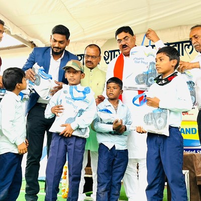 New Holland Agriculture supports schoolchildren in Madhya Pradesh with 14,000 notebooks (1)