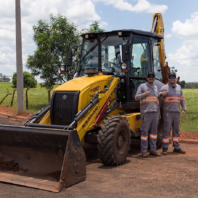 New Holland Construction realiza a primeira entrega da nova retroescavadeira B80C