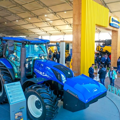 Com trator biometano, New Holland aproxima o campo da cidade no Rio Open