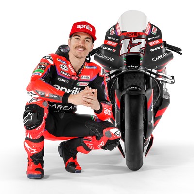 CASE IH_Sponsorship Aprilia Racing_Maverick Vinales and new bike front_ph@Aprilia Racing