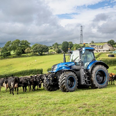 Trator T7 Methane Power (LNG) da New Holland Agriculture com sistema da Bennamann na fazenda no Reino Unido