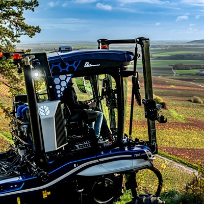 New Holland Straddle Tractor at work