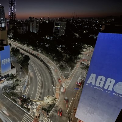 New Holland la a campanha Agro a digital do Brasil com videoprojecoes em predios de Sao Paulo