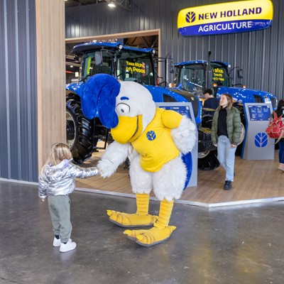 New Holland llega a Expo Rural con foco en la educaci n en la sustentabilidad y en la familia