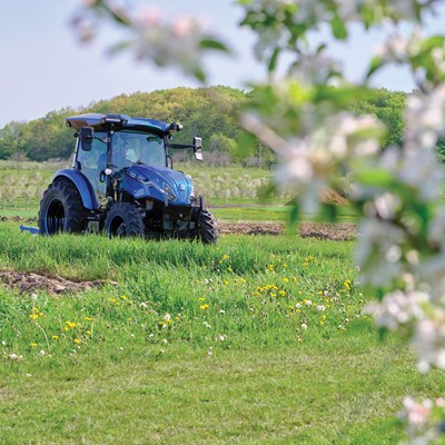 New Holland Agriculture Publicly Launches the Industry's First All-Electric  Utility Tractor with Autonomous Features — the Revolutionary T4 Electric  Power Tractor
