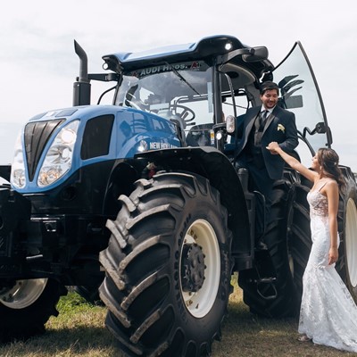Del campo al altar la pareja que eligi un tractor New Holland para llegar a su boda