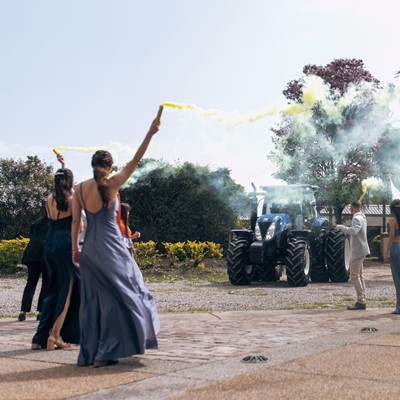 Del campo al altar la pareja que eligi un tractor New Holland para llegar a su boda