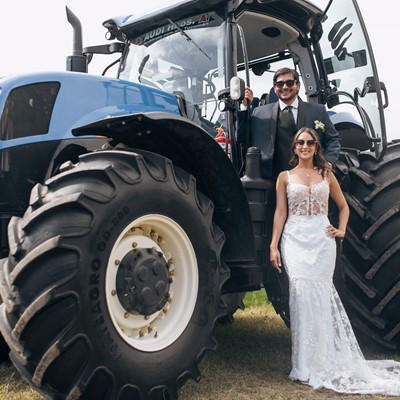 Del campo al altar la pareja que eligi un tractor New Holland para llegar a su boda
