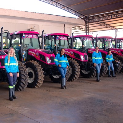 Ottoboni concession ria New Holland entrega 10 tratores rosa em homenagem a mulheres da silvicultura