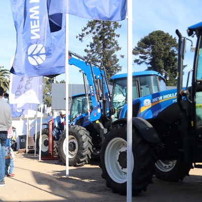 New Holland y Corporaci n de Maquinaria presentan el potente tractor T9 en Expo Prado 2024