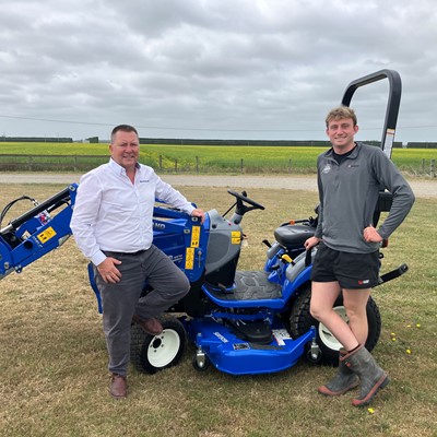 New Holland renews sponsorship of nation s Young Farmer of the Year award and celebrates with presentation of tractor pr