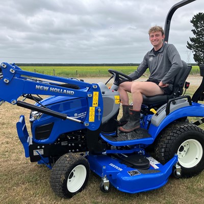 New Holland renews sponsorship of nation s Young Farmer of the Year award and celebrates with presentation of tractor pr