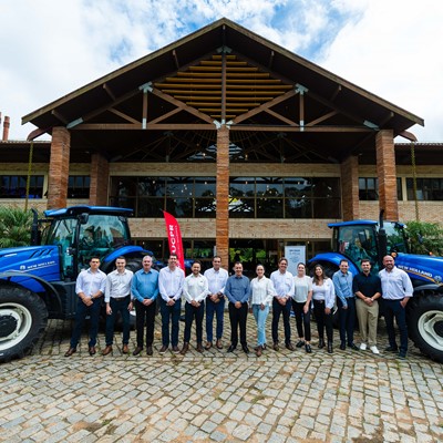 New Holland e PUCPR firmam parceria para modernizar m quinas da Fazenda Experimental Foto Lening Abdala