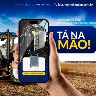 Banner promocional da New Holland com o slogan 'Click & Peça'. A imagem mostra um trator ao fundo e um smartphone em primeiro plano, exibindo uma interface de aplicativo para solicitar peças. Texto adicional destaca a disponibilidade do trator T7 e convida os usuários a testar o serviço.