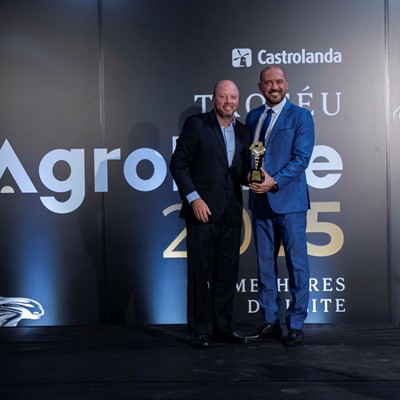 M rcio Contreras dir diretor de Marketing Comercial da New Holland para a Am rica Latina recebe o Trof u Agroleite