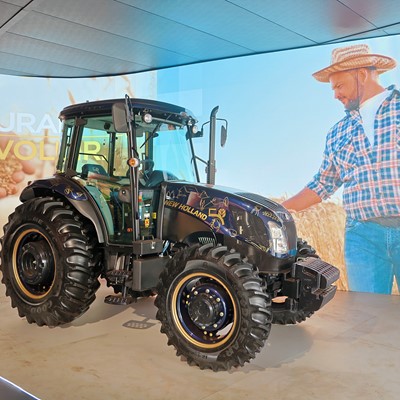Trator comemorativo dos 50 Anos da New Holland no Brasil