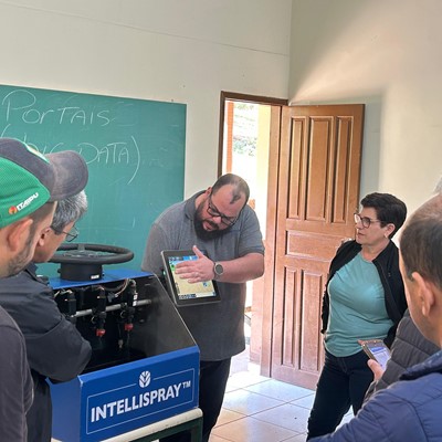 New Holland desenvolve aulas de agricultura digital para col gios agr colas do PR