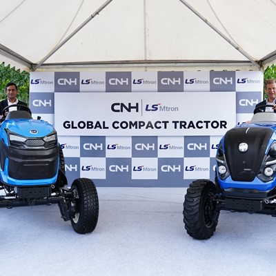 Mr. Gerrit Marx, CEO, CNH and Mr. Narinder Mittal, President & Managing Director, CNH India at the preview of the new Co