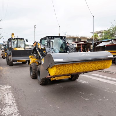 New Holland Construction celebra su 75 aniversario y llega a las Islas Galapagos