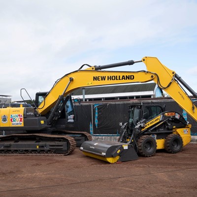 New Holland Construction celebra su 75 aniversario y llega a las Islas Galapagos