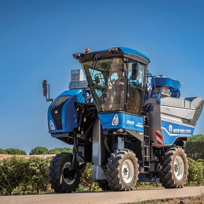 New Holland celebra 50 anos de inova o da linha Braud no SITEVI 2025