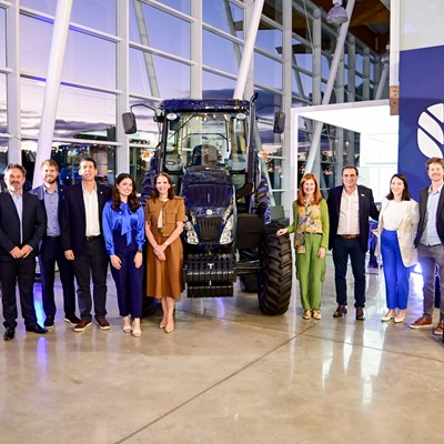 New Holland leiloa trator comemorativo e arrecada quase R 400 mil para o hospital pedi trico Pequeno Pr ncipe