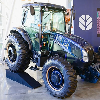 New Holland leiloa trator comemorativo e arrecada quase R 400 mil para o hospital pedi trico Pequeno Pr ncipe