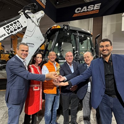 CASE e Brasif renovam parceria durante a CONEXPO 2026