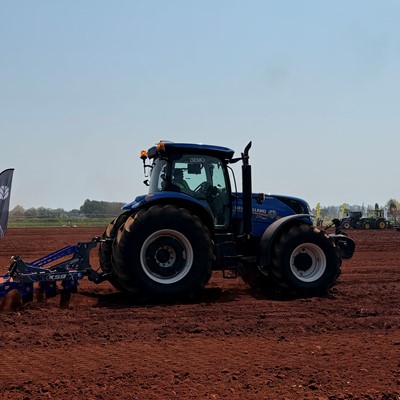 New Holland T7 260 with a 7 leg ripper in action