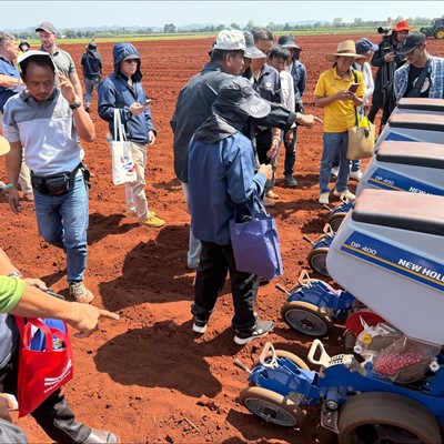 The planter which is attached to a New Holland T6070 attracted many participants