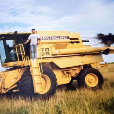 Con mas de 20 a os junto a New Holland la familia Vilas adquirio la cosechadora de doble rotor mas grande del mundo