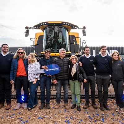 Con mas de 20 anos junto a New Holland la familia Vilas adquirio la cosechadora de doble rotor mas grande del mundo