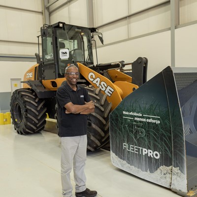 Anderson Nascimento Gerente de Marketing de Produto de CNH en frente de la palacargadora 721E a etanol