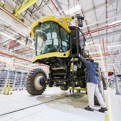 Cosechadora NH en l nea de Montaje planta CNH C rdoba
