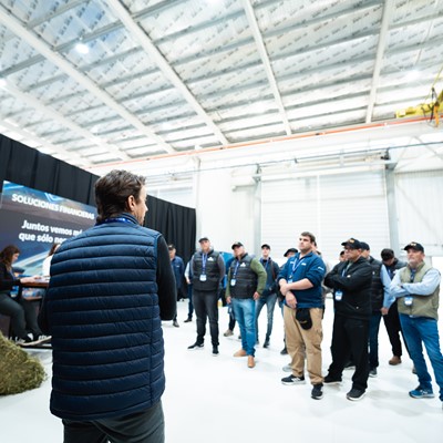 Clientes visitando la planta de New Holland en Cordoba